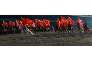 “唱著刀歌游新疆”—這些天，全國游客在這里歡聚